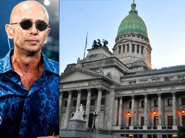 Imagen de Indio Solari en concierto, rodeado de fans y con su característica energía en el escenario