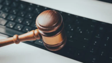 Imágenes de un juez y abogados en un tribunal, con un fondo de código de computadora