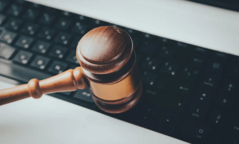 Imágenes de un juez y abogados en un tribunal, con un fondo de código de computadora