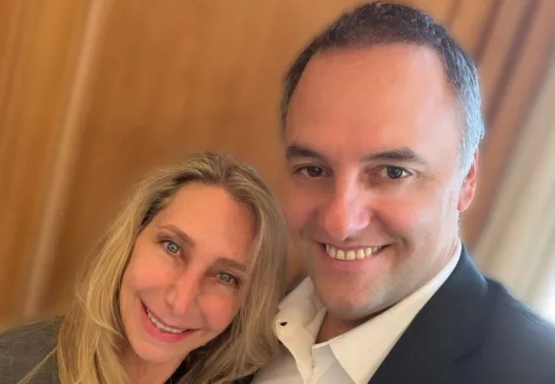 Manuel Adorni y Karina Milei en una reunión oficial