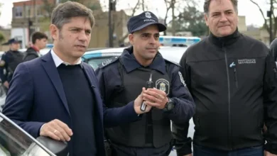 Axel Kicillof y Manuel Adorni en una reunión política