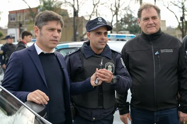 Axel Kicillof y Manuel Adorni en una reunión política