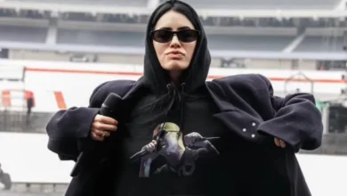 Lali en el escenario del Estadio River Plate, con un buzo en homenaje a Indio Solari