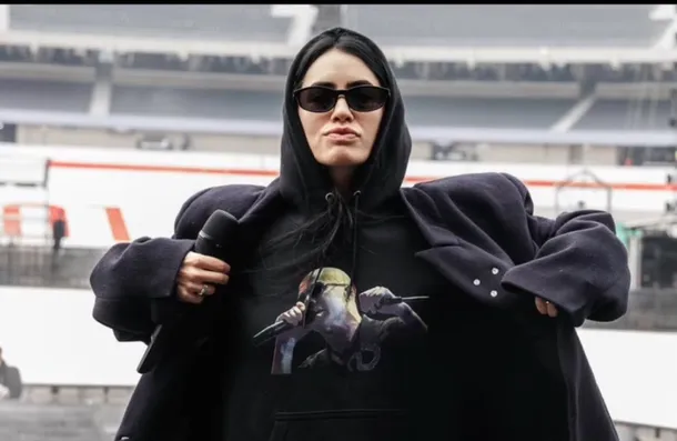 Lali en el escenario del Estadio River Plate, con un buzo en homenaje a Indio Solari