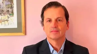 Imagen de una persona hablando en una conferencia de prensa sobre la regulación energética