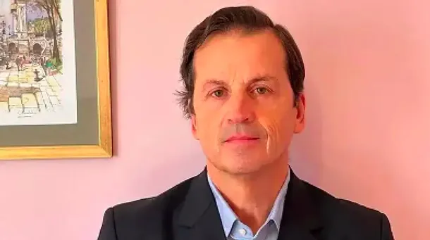 Imagen de una persona hablando en una conferencia de prensa sobre la regulación energética