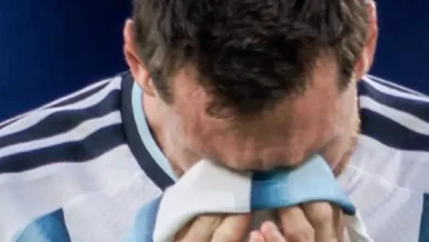 Lionel Messi celebrando su gol en el Mundial 2026 con lágrimas en los ojos.