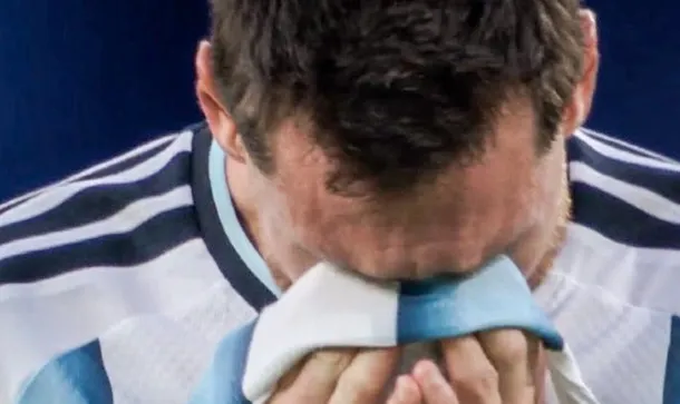 Lionel Messi celebrando su gol en el Mundial 2026 con lágrimas en los ojos.