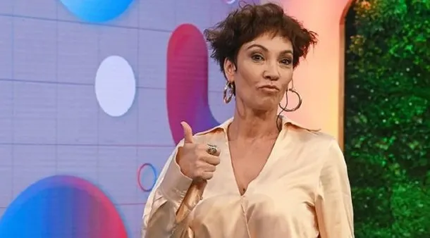 Ernestina Pais sonriendo en una obra de teatro