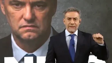 Luis Majul y Manuel Adorni en una imagen simbólica de confrontación