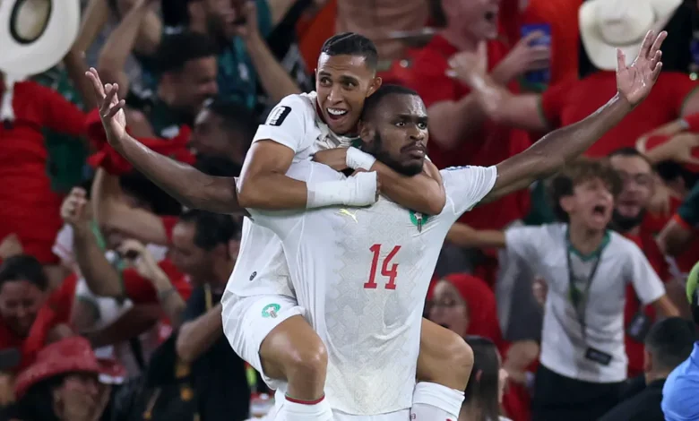 Gakpo festeja su gol con un emotivo homenaje a su familia