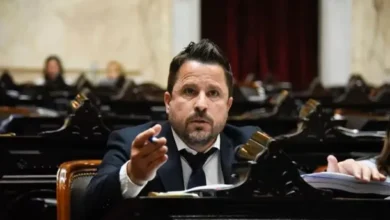 Martín Tetaz en una obra de construcción