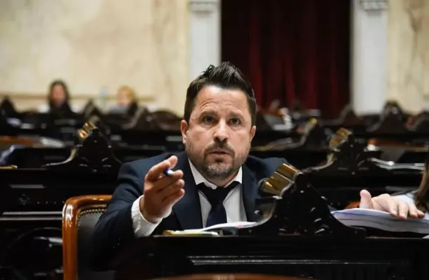 Martín Tetaz en una obra de construcción