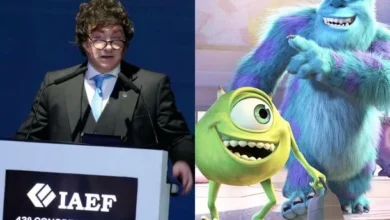 Javier Milei hablando en un evento con una imagen de la película 'Monster Inc' de fondo