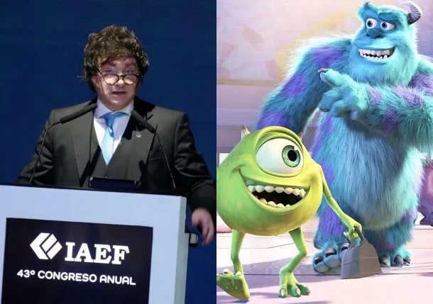 Javier Milei hablando en un evento con una imagen de la película 'Monster Inc' de fondo