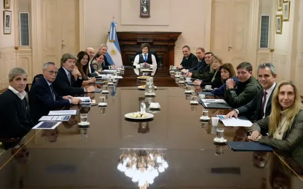 Javier Milei en una reunión con su gabinete