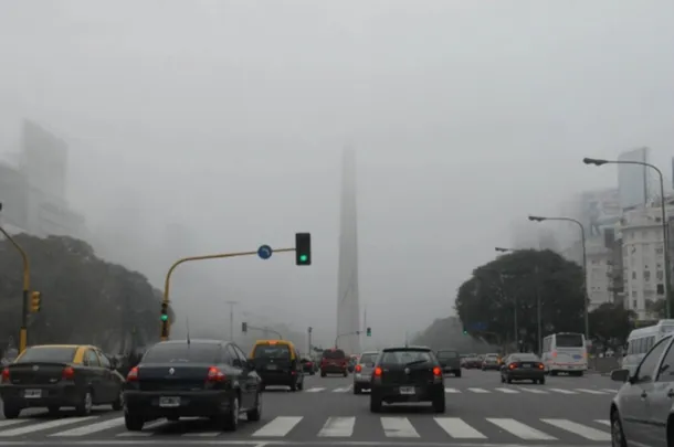 Un clima cargado de neblinas en Buenos Aires
