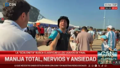 Hincha argentino con gorrito piluso negro y camiseta de la Selección