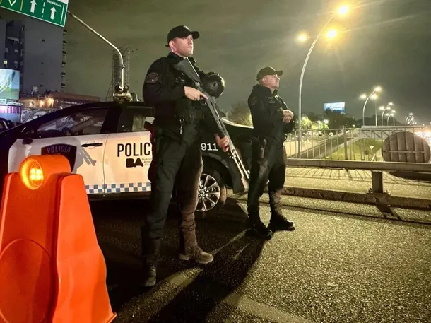 Imagen de un patrullero de la Policía de la Ciudad de Buenos Aires durante la Operación Muro