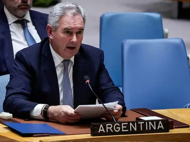 Imagen de las Islas Malvinas con bandera argentina