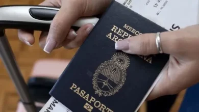 Pasaporte argentino con fondos de dólares y un globo terráqueo