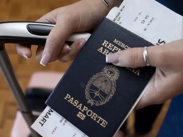 Pasaporte argentino con fondos de dólares y un globo terráqueo