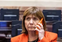 Patricia Bullrich y Adrián Ravier en una conferencia de prensa