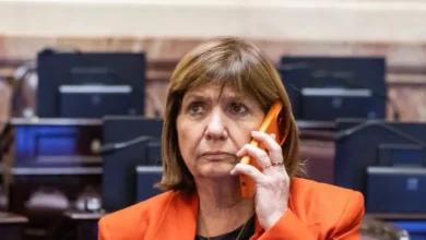 Patricia Bullrich y Adrián Ravier en una conferencia de prensa