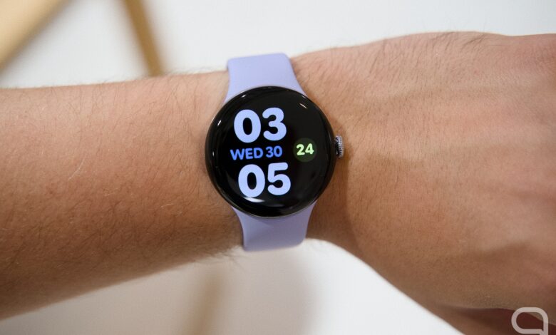 Imagen de un reloj inteligente Pixel Watch 5 encontrado en el fondo del mar