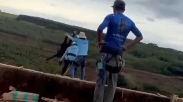 Imagen de una persona realizando 'rope jump' con arnés de seguridad