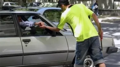 Imagen de un trapito o limpiavidrios en una calle de la ciudad