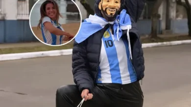 Virginia Gallardo vestida con la camiseta de Lionel Messi y máscara durante un evento en Corrientes