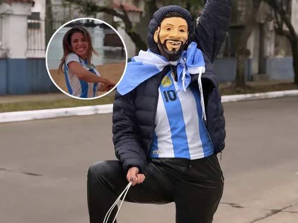 Virginia Gallardo vestida con la camiseta de Lionel Messi y máscara durante un evento en Corrientes