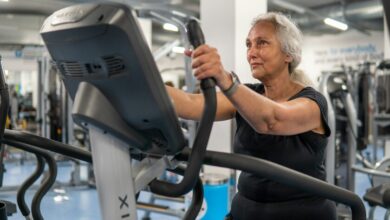 Persona mayor haciendo ejercicio en un parque