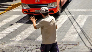 Persona saludando a un conductor al cruzar la calle