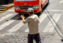 Persona agradeciendo a un conductor