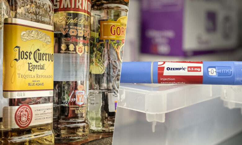 Imagen de una botella de Ozempic y una copa de alcohol