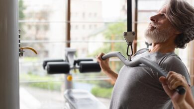 Imagen de una persona haciendo ejercicio de fuerza en un gimnasio