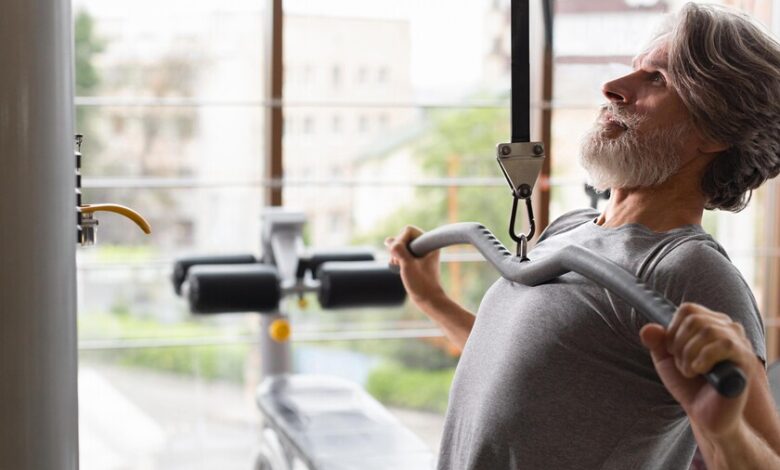 Imagen de una persona haciendo ejercicio de fuerza en un gimnasio