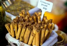 Imagen de una rama de canela fresca, destacando la importancia de la calidad en las especias