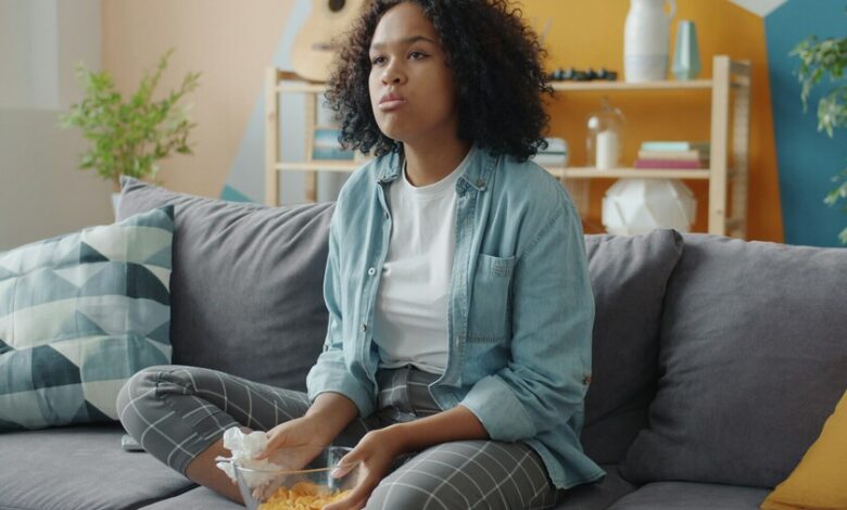 Persona sentada frente a una pantalla