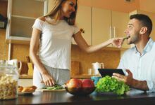 Persona durmiendo cinco minutos más y comiendo media ración de verduras más