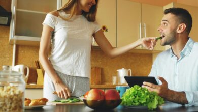 Persona durmiendo cinco minutos más y comiendo media ración de verduras más