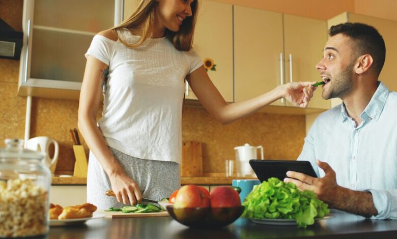 Persona durmiendo cinco minutos más y comiendo media ración de verduras más