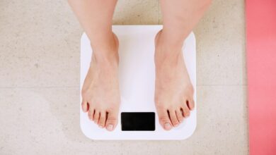 Una balanza y una manzana, símbolos de la lucha contra la obesidad