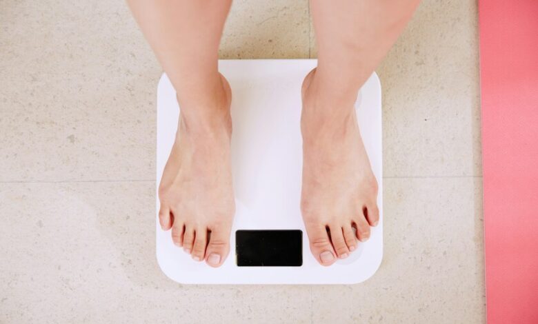 Una balanza y una manzana, símbolos de la lucha contra la obesidad