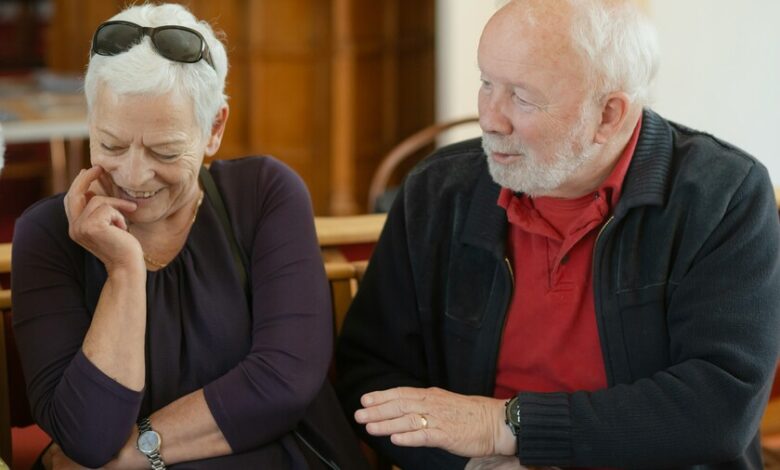 Mujer mayor sonriente, rodeada de familiares, simbolizando la longevidad y la felicidad