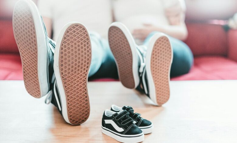 Niño probándose zapatos nuevos