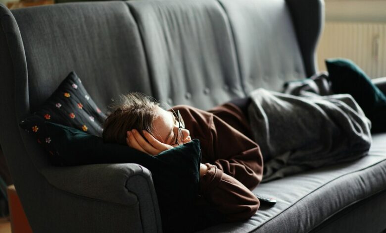 una persona descansando en una siesta, con una sonrisa en su rostro
