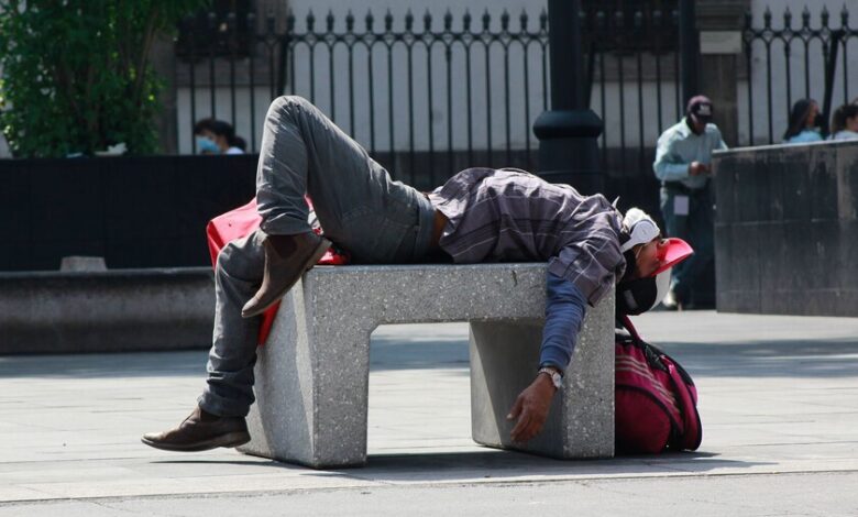 Persona desmayada en la calle durante las altas temperaturas